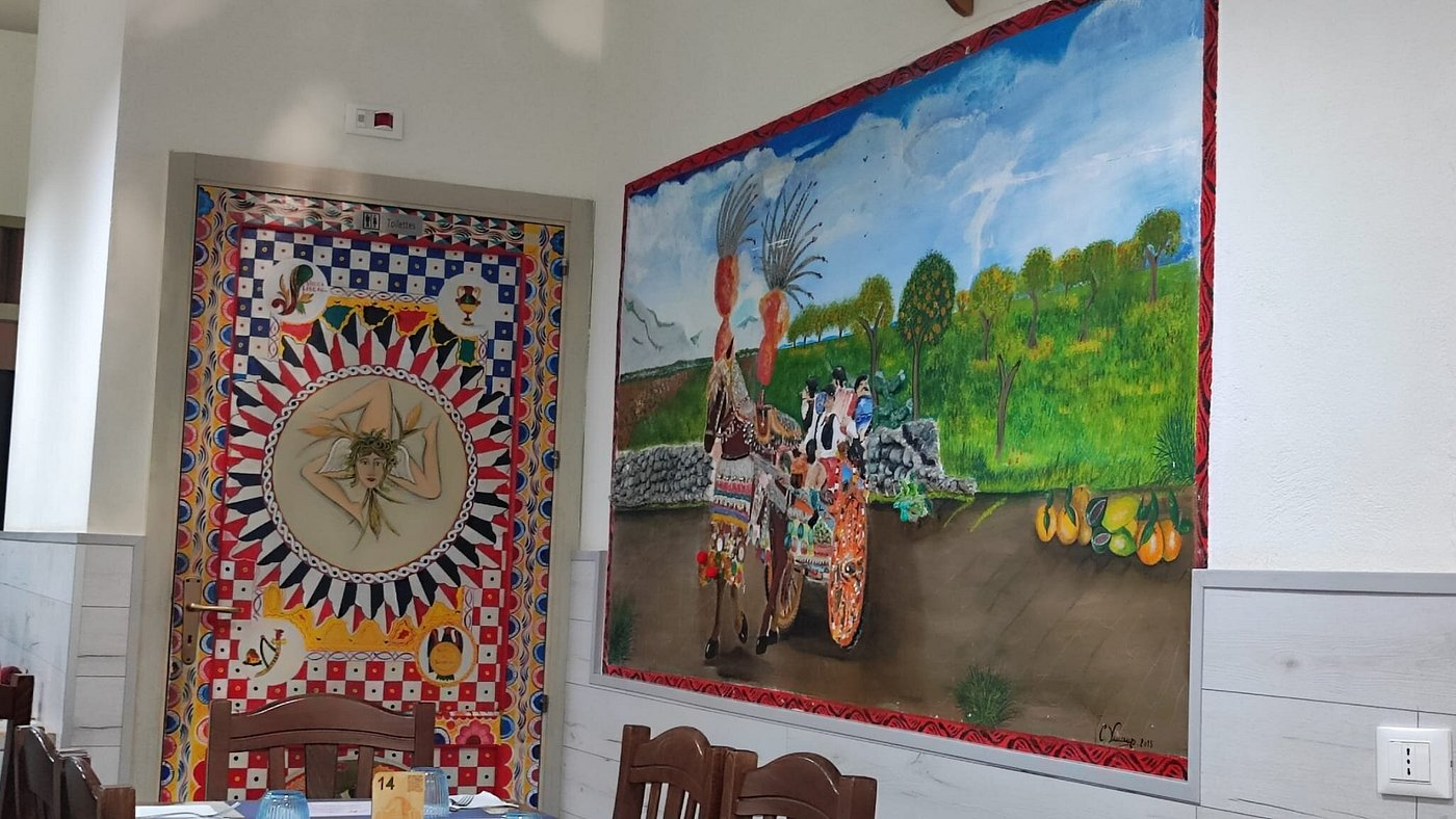 Interno del ristorante con arte siciliana